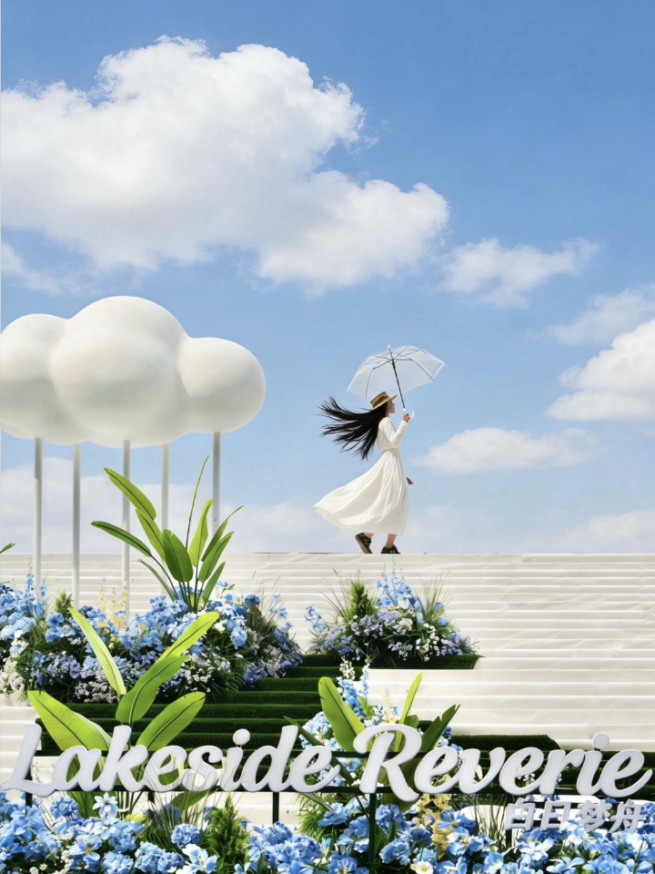 春天的太原，一秒进入了童话世界｜ 谁能想到我在这里找到了太原最好看的春天， 白云，帆船，带我一秒进入童话世界。 · 📌Tips： 1️⃣晴天有蓝天阳光效果更佳，没有的话可以像我一样手动ps一下～ 2️⃣万象城人比较多，想要出片可以像我一样，从下往上拍，避开人群。 3️⃣用花花当前景，拍照更有氛围感，想拍帆船⛵️建议早上来。 4️⃣白色连衣裙、草帽、书本、花花当道具，拍出来更好看。 · ｜白日梦舟·...