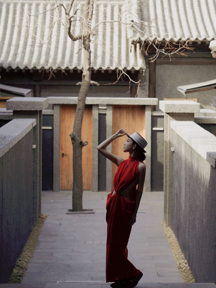 庭院·私汤🏠｜来忻州古城，也可以住进这样的地方 初春的忻州古城，午后光线还是薄薄的，带着一点料峭的凉意。来古城逛过几次，却从没想过，这里还藏着这样的地方——容锦温泉酒店，一间可以把庭院和私汤一起私藏的民宿。 · 下午三四点到的，阳光正好从廊下斜斜照进来，把整个院子染成暖金色。办完入住没有急着进房间，先在大厅坐了一会儿。落地窗前光影斑驳，咖啡的香气飘在空气里，那一刻突然觉得——原来古城不只有烟火气，...