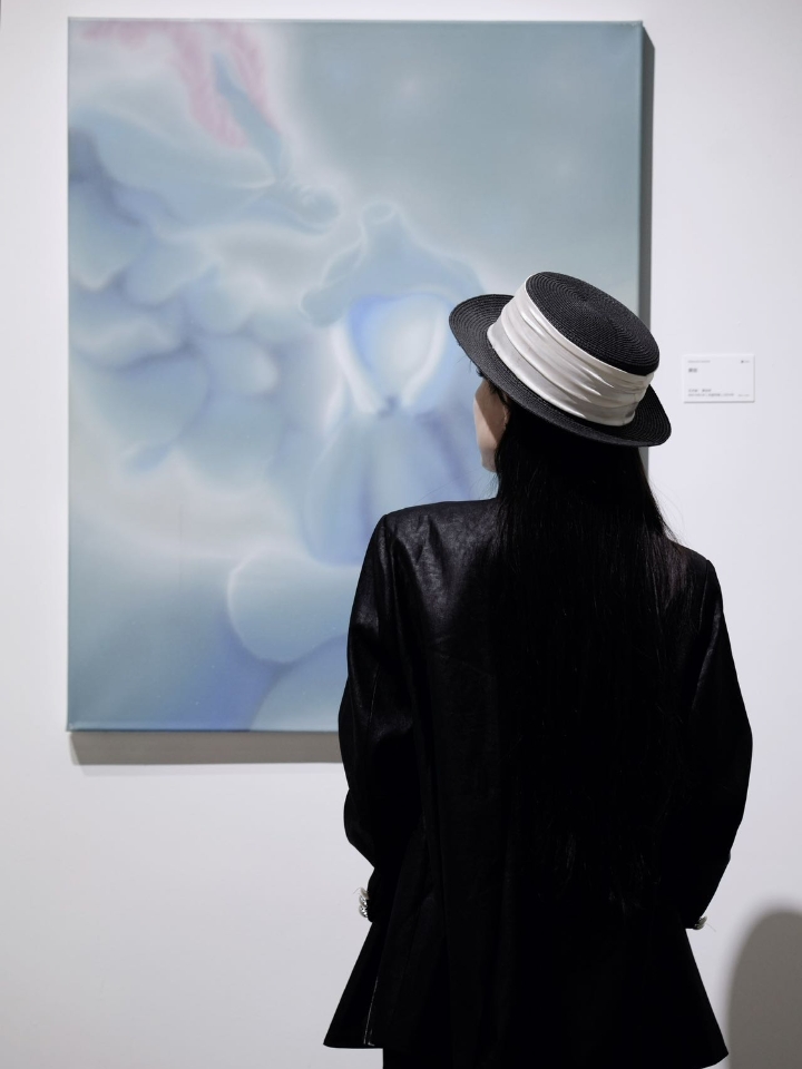 在無人區，我看见了起点｜ 走进展厅之前，我读了一句话。是策展人写在墙上的，他说一位年轻的本土艺术家曾告诉他：“在这里，没有策展人来看我的画室，没有藏家买我的画，没有画廊代理我的作品，更没有批评家对我评价……但我还在继续画。” · 我站在那面墙前愣了几秒。这句话太轻了，轻到像是随口说出的无奈；又太重了，重到足以解释这个展览为什么叫《無人區》。 · ——不是地理上的荒芜，是生态意义上的空白。 · 展厅...