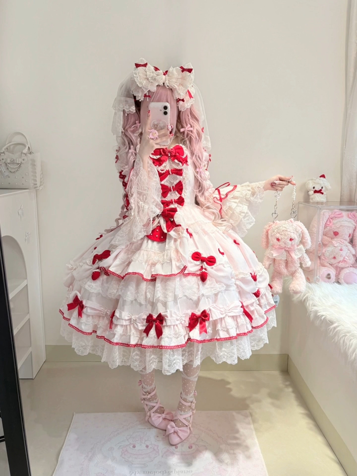 种草了梦孚子家的草莓缎带，准备生日时穿姐妹们觉得怎么样呀