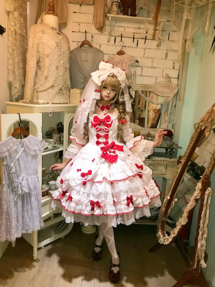 梦孚子家的草莓缎带穿上简直就是公主本主呀，真的米米嘟