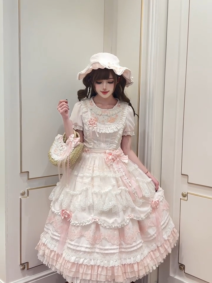 优雅又日常的lo裙真的是拒绝不了一点啊，这条直接套头就走呀