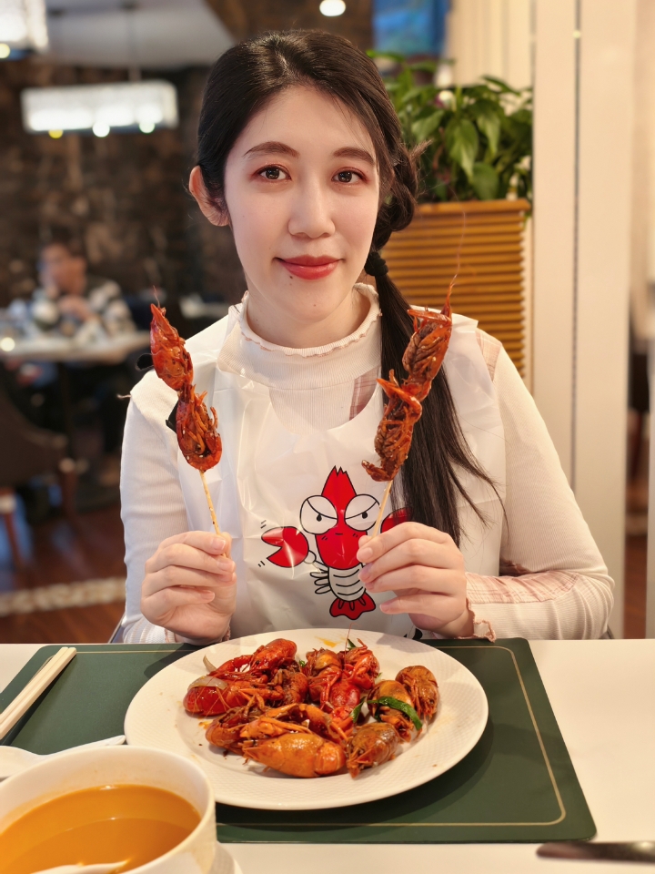 今年王宝和小龙虾，我先替你们尝了 这顿美食盛宴直接把我香迷糊了✨ 小龙虾控+肉食党闭眼冲，款款都不踩雷   🦞经典小龙虾口味 冰镇、熟醉、十三香 老味道闭眼点，每只都饱满入味，嗦起来超爽   🔥创新口味直接开挂 韩式泡菜、串串香、黄焖口味 颠覆对小龙虾的认知，好吃到停不下来   🍲惊喜派送福利 2人直接送1份冬阴功小火锅 酸辣开胃，涮菜吃肉绝配   🥩现切硬菜太顶了 每日轮番上2款！ 新西兰鹿肋排...