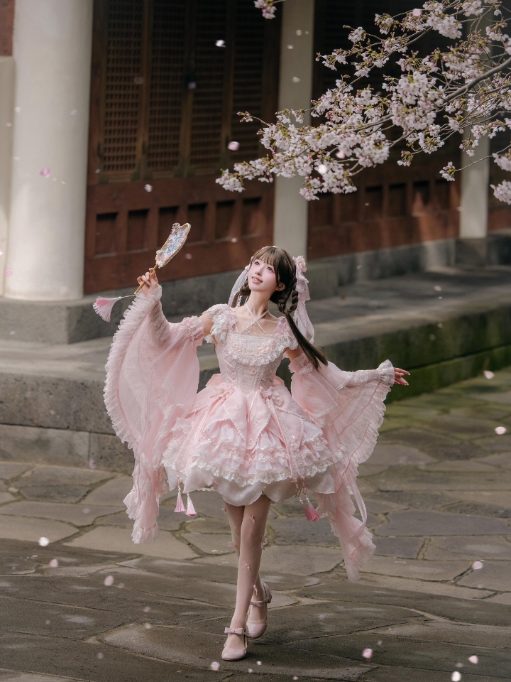 姐妹们谁懂啊，这条直接一眼草啊，穿着超级出片呀