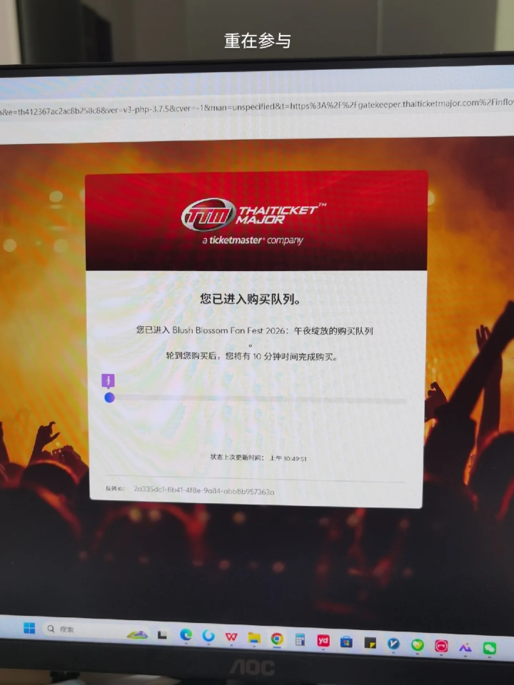 很生动的描述…我们可能长久的带着过那枚戒指 忍不住和朋友炫耀夸赞 也气愤郁闷过犹豫要不要摘下那枚戒指 一个契机摘下后才发现指尖已经有了深深浅浅的痕迹 或许提醒着你那些美好促使你再戴上它 或许随着时间的流逝 看它慢慢的淡化 若干岁月后 再看到那枚戒指 或许也会感叹还有过那样甜蜜又苦涩的岁月吧