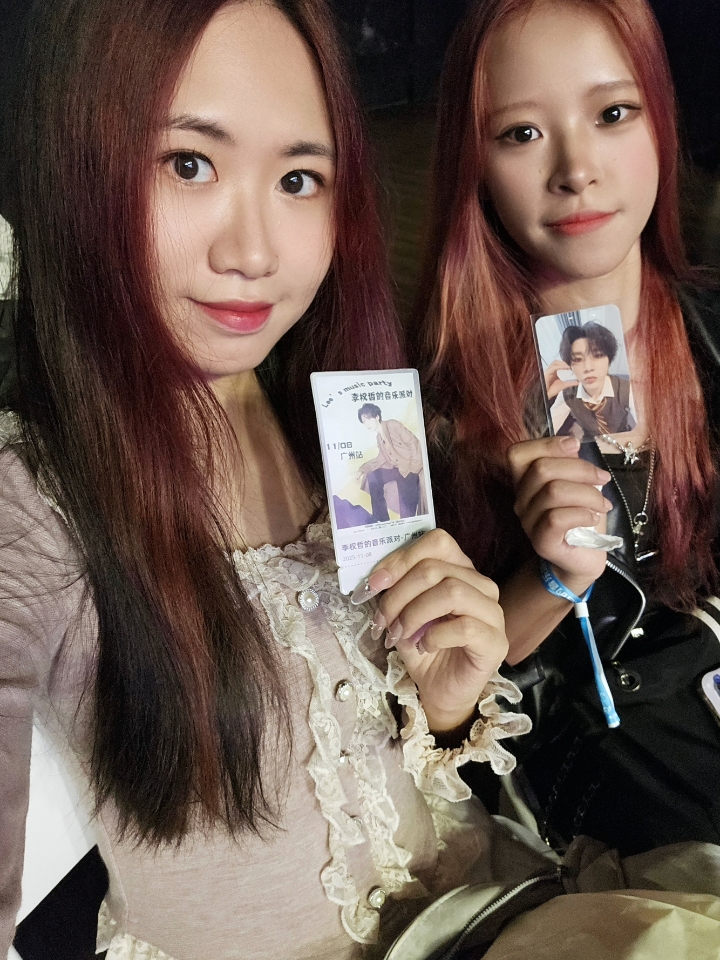 很生动的描述…我们可能长久的带着过那枚戒指 忍不住和朋友炫耀夸赞 也气愤郁闷过犹豫要不要摘下那枚戒指 一个契机摘下后才发现指尖已经有了深深浅浅的痕迹 或许提醒着你那些美好促使你再戴上它 或许随着时间的流逝 看它慢慢的淡化 若干岁月后 再看到那枚戒指 或许也会感叹还有过那样甜蜜又苦涩的岁月吧