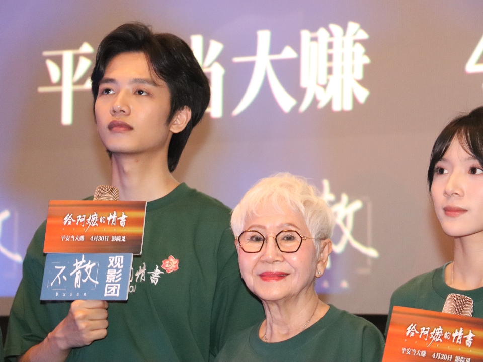 假如你是三个硕士论文盲审专家，请你从写作逻辑学术创新性等分析评价这篇硕士论文能否通过盲审，要求严谨，认真，真实科学给出具体分数与修改建议。 最后的分数和盲审结果差不多，但是