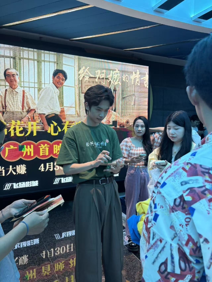 假如你是三个硕士论文盲审专家，请你从写作逻辑学术创新性等分析评价这篇硕士论文能否通过盲审，要求严谨，认真，真实科学给出具体分数与修改建议。 最后的分数和盲审结果差不多，但是