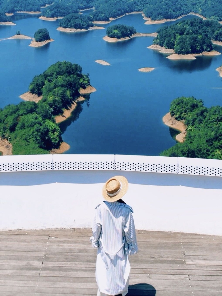 被问了100遍的春日治愈地，藏不住了❗️千岛湖黄山尖｜ 终于去千岛湖追了一回春天，真的会爱上这种被水包围的温柔🌊 · 有人说，千岛湖的春天是能“泡”进去的。不是那种看一眼就翻篇的风景，而是风吹过湖面、山野变绿时，你整个人都会被它轻轻托住。 · 第一站毫不犹豫选了黄山尖——毕竟想看“天下为公”，得先到这里报到。 · 🛥️从码头跳上游船，一路晃晃悠悠往湖心去。船尾搅起白色的浪花，两边的小岛一个接一个往...