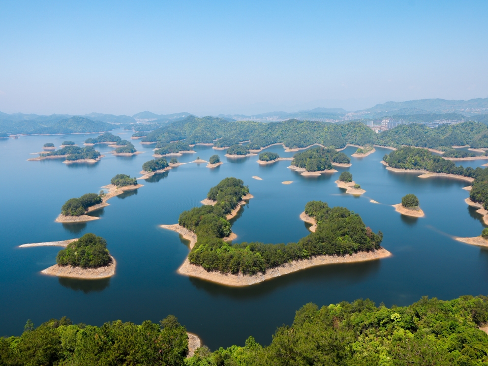提前刷到了千岛湖双子星春季大地艺术季活动，为了领这个“掌心公屿”苔藓盆栽，特意去坐了黄山尖缆车。盆里的苔藓植物生机感满满，上方的“公”字岛屿轮廓，像把千岛湖的春天握在了手里。 原来爱世界，也可以这么具体，这么触手可及。  #春至千岛心随春醒##我是大地艺术的落款人##交换城市春光##五一环游记#