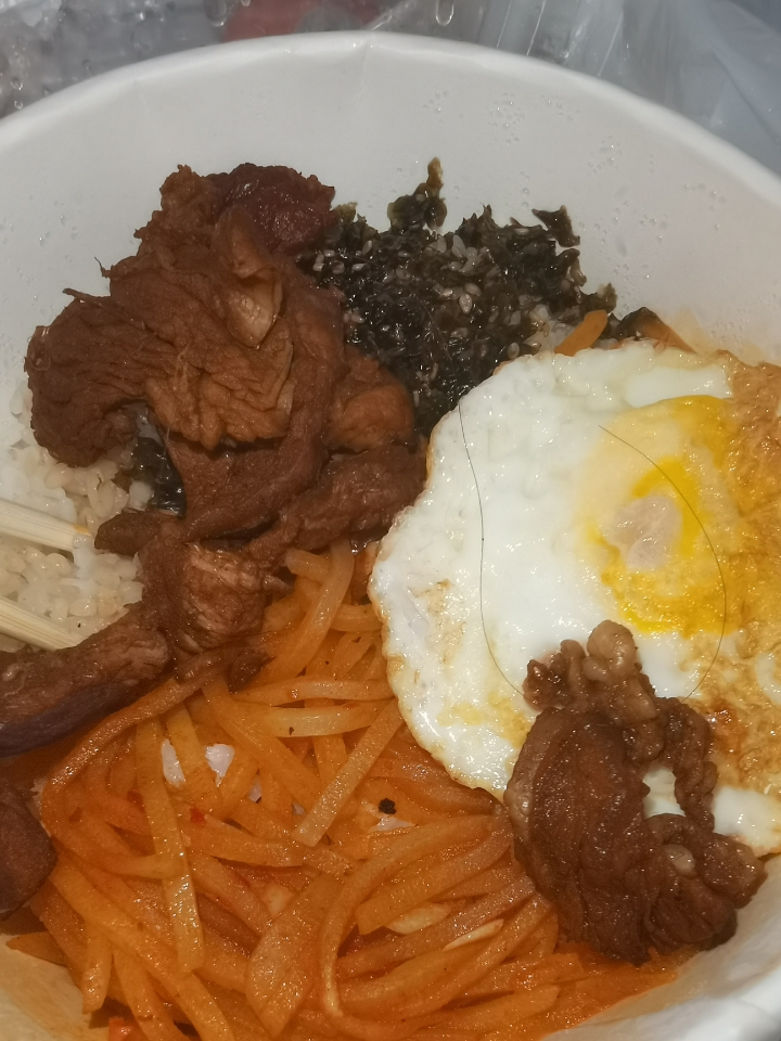 假如你是三个硕士论文盲审专家，请你从写作逻辑学术创新性等分析评价这篇硕士论文能否通过盲审，要求严谨，认真，真实科学给出具体分数与修改建议。 最后的分数和盲审结果差不多，但是