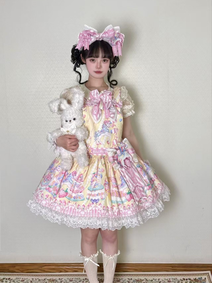 好可爱的娃娃又捧着小蛋糕提着小娃娃哈哈！