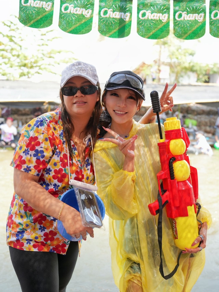 🇹🇭清迈、清莱的玩水天花板，应该是这里！ 别只盯着清迈护城河边了，真正的泰北玩水顶配藏在这座水坝里！去了才知道，什么叫“越湿越快乐”。 · 📍Mae Suai Dam เขื่อนแม่สรวย（清莱·湄岁水坝） · 和其他地方打水仗不同，这里是一边泡在河里漂流，一边互相泼水，河两边全是本地人的休息棚和烧烤摊。 · ⏰ 黄金时间 宋干节官方时间是4月13日至4月15日。但Mae Suai Dam的...