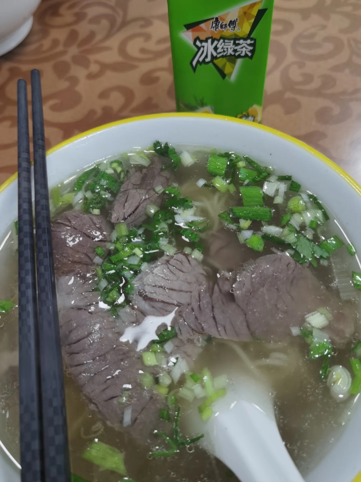 这个舞台的氛围就是粉丝都在尖叫，你不让叫真的很扫兴。大家都是花了很多时间钱和精力，凭什么不可以呢。而且艺人在台上也会很希望台下一起嗨起来的反馈吧。