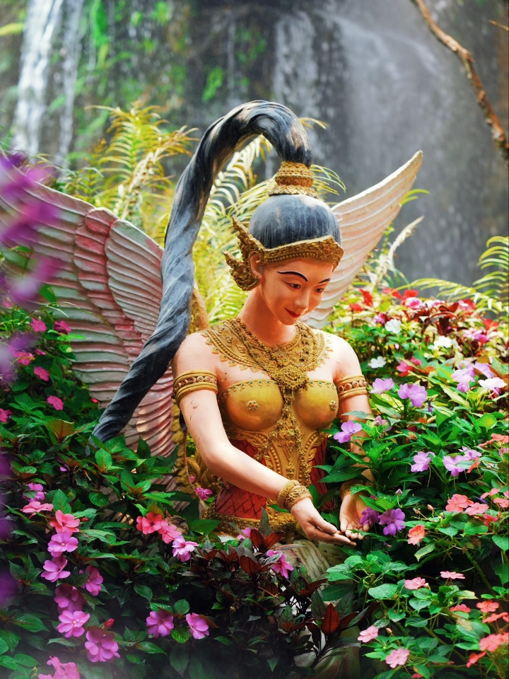 ✨闯入清莱仙境！Lalitta Café带你梦游仙境🌿 姐妹们！来清莱如果只去白庙蓝庙，你真的会错过一个亿！这家藏匿在清莱的超浮夸仙境咖啡厅 「Lalitta Café」 ，直接把整个热带雨林、瀑布、迷雾花园搬到了你面前！走进去的一瞬间，满天的泰北彩色纸灯笼和纸伞步道，耳边环绕着潺潺流水声和缭绕的云雾，真的仿佛一秒穿越进了《爱丽丝梦游仙境》的童话世界！🧚♀️ · ☕ 店名：Lalitta Café...