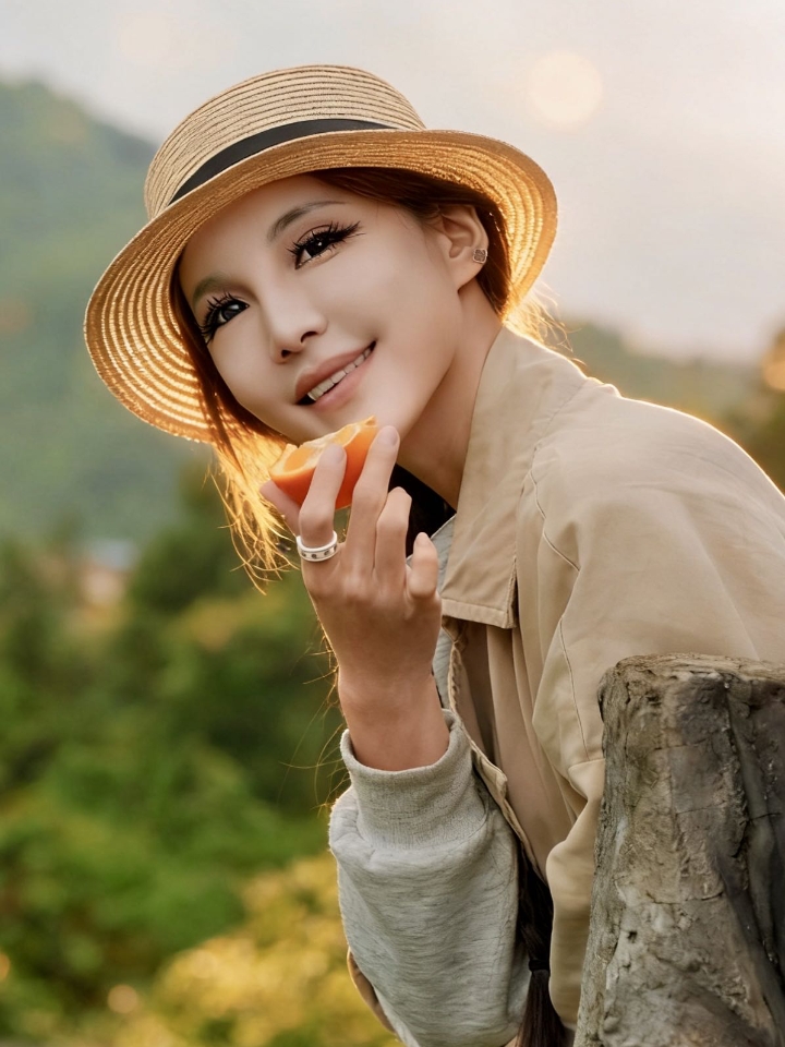 在邵阳这条最美农村路，我拍到了橙子味的春天🍊｜ 四月末跑了一趟邵阳新宁的月汉村，之前刷到过说是“湖南最美农村路”，正好有空就过来玩了。🌿 · 那条路是真的绝——两边全是望不到边的橙树林，绿得发亮，空气里飘着淡淡的橙花香。我们停下车随手拍了几张，根本不用滤镜，柏油路往前延伸，远处是丹霞山，画面干净得像壁纸。 · 村子里也处处能出片。老乡家的房子外墙画满了脐橙丰收的彩绘，橙黄配翠绿，随便往那一站就很有...