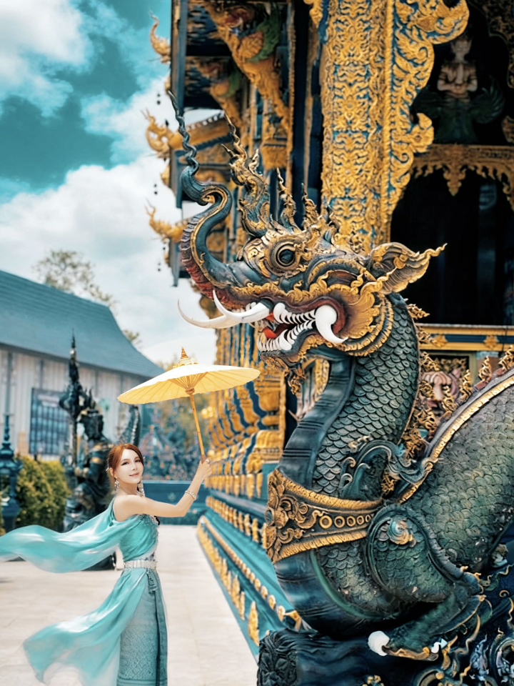 误入魔界？不，这里是什么的泰国清莱的蓝庙｜ 在泰国清莱的“三色神庙”中，白庙圣洁、黑庙神秘，而蓝庙（Wat Rong Suea Ten，又名舞虎寺）则用一抹沉静的深邃蓝，征服了无数人的心。整座寺庙以湛蓝色为主调，搭配金色繁复的雕饰，阳光洒落时流光溢彩，仿佛真的坠入了海洋深处的龙宫。这里由白庙设计者的徒弟Phuttha Karbkaew设计，虽规模不大，但艺术感丝毫不输前辈。 · 📕实用打卡速览 📍...