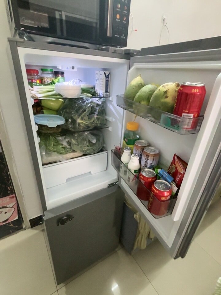 夹缝能塞！美的新款两门小冰箱开箱