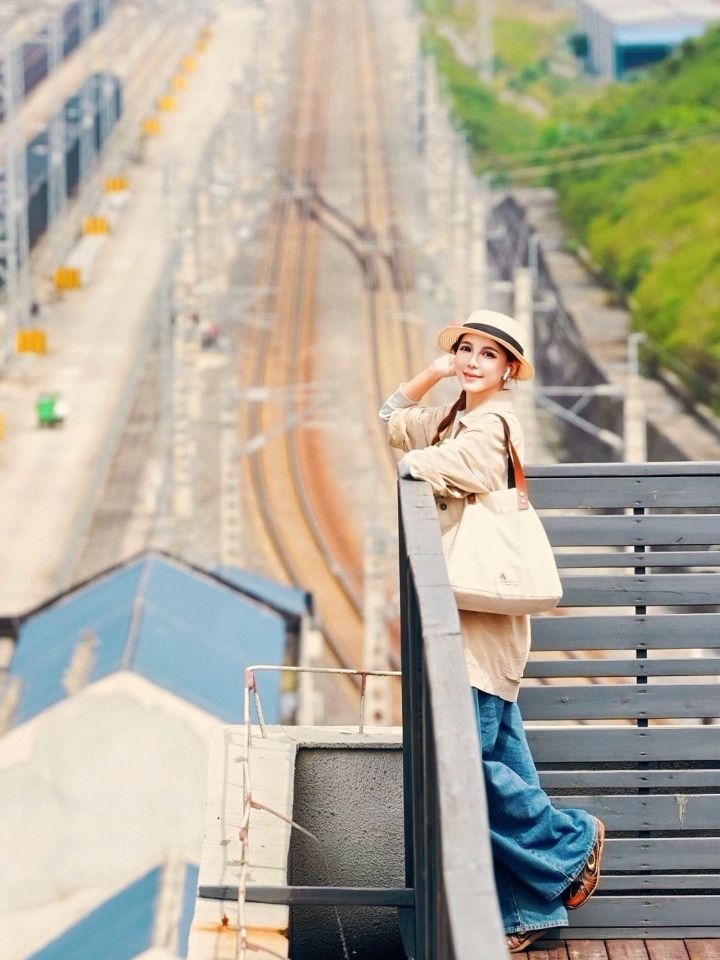 📍怀化国际陆港，西部陆海新通道的“物流大脑”竟然还能这么玩？｜ 提到“陆港”，很多人会以为只是漫天土方和巨型集装箱的枯燥工业区。但走进这座西部陆海新通道的枢纽城市——湖南怀化，你会发现这里绝对是2026年不可错过的硬核旅行地！ · 怀化西站现在是纯粹的货运编组站，不办客运了。但正因如此，场面极其硬核——32条调车线整齐排开，集装箱堆场一眼望不到头，中老班列就从这里鸣笛启程驶向老挝万象。 · 202...