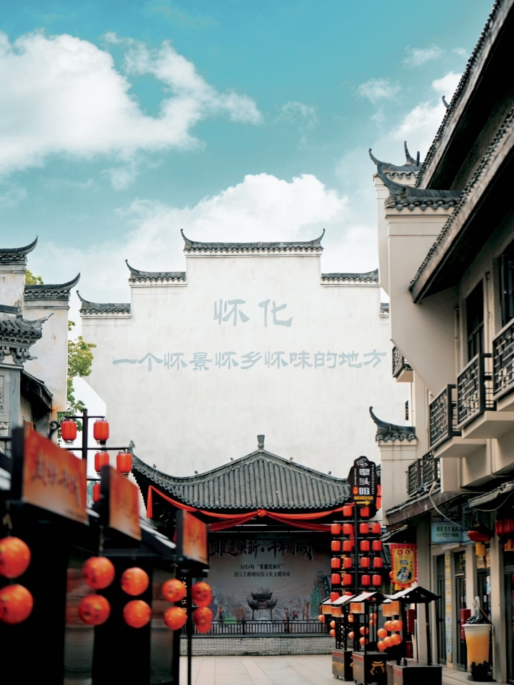 湖南宝藏秘境：洪江古商城，湘西的千年古城｜ 在湖南怀化的深山秘境中，藏着一座被时光遗忘的千年商城！这里曾是“湘西明珠”、“小南京”，如今仍完好保存着380多栋明清古建筑。没有过度商业化，没有网红店的喧嚣，只有青石板路、马头墙和檐角风铃，带你一秒穿越回商贾云集的明清盛世～ · 坐落在沅水、巫水交汇处，洪江古商城形成于春秋，肇始于北宋，鼎盛于明清，拥有3000年历史沉淀，被誉为“中华商业故宫”。现仍保...