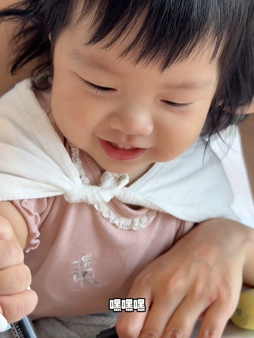 报告姨姨们，今天一一妹妹和爸爸妈妈一起做了沙画～