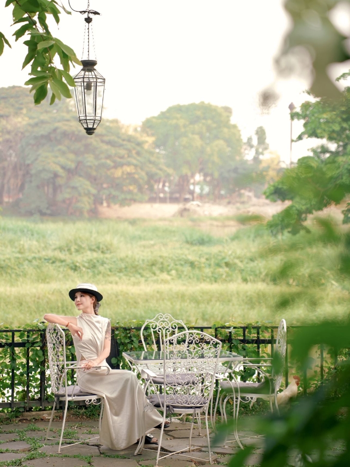📸 清莱旅行｜闯入法式复古庄园的秘密花园！这家店太绝了！ 姐妹们！到了清莱旅游，别只盯着那些热门寺庙打卡了好吗！今天必须给大家安利一个我私藏的宝藏地方——Chivit Thamma Da Coffee House, Bistro & Bar。相信我，但凡刷到过这家店的图片，就没有人不想飞过去亲自看一眼的！✈️ · 这家店简直把 “法式浪漫” 和 “电影质感” 拿捏得死死的！它坐落在郭河（Kok R...