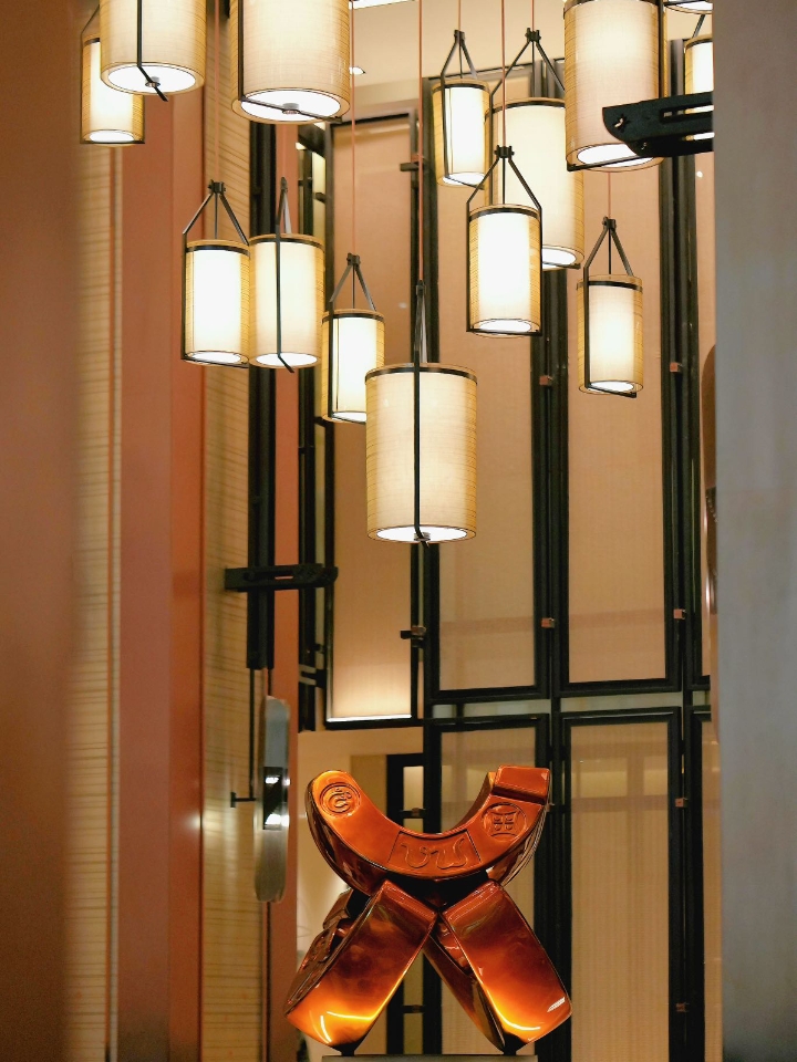 清迈JW万豪：泰北的奢华与温情｜ 这次宋干节来清迈，选了JW万豪。位置没得说，楼下就是长康路夜市，走几步到古城，泼水湿透了随时能回房间换衣服，这种便利是住远郊度假村给不了的。 · 走进大堂，第一印象就是“高级但不过冷”——金铜色调里藏着兰纳古都的影子，头顶是精致的灯笼吊灯，空气里有淡淡的香氛，礼宾双手合十微笑问候。能感觉到JW万豪的品牌质感，但不是那种拒人千里的奢华，而是融入了泰北特有的温润和从容...