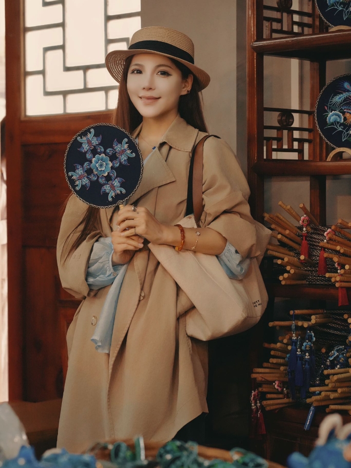 在十八洞村，看见苗绣的针脚里藏着什么｜ 进山的路是弯的，雾还没散尽。十八洞村藏在武陵山脉的褶皱里，远远近近都是绿，深的那种。石板路是湿的，老木屋的板壁发黑，檐下吊着几串干苞谷。往里走，有一处敞着的堂屋，几张长桌，几把竹椅，几个穿蓝布衫的女人坐在那里，低着头，手里捏着针。 · 那就是苗绣了。凑近了看，布是家织的靛蓝土布，有些粗。线是彩色的，红、绿、黄、紫，一团一团摆在竹筐里，像春天刚开的野花。针极细...