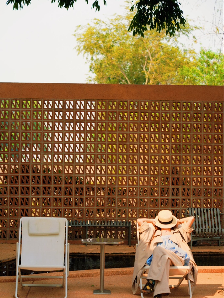 清莱☕️设计感十足的地平线咖啡｜ 在清莱旅行，如果你也想找一家可以安安静静待上半天、随手一拍都是好风景的咖啡店，那 Horizon : Coffee & Roaster 应该很合你心意。 · 📍 店铺基本信息 · 店名：Horizon : Coffee & Roaster (สาขาในเมือง) · 评分：4.6分 · 营业时间：07:00–16:00（周二至周日） · 地址：943/8 Ph...