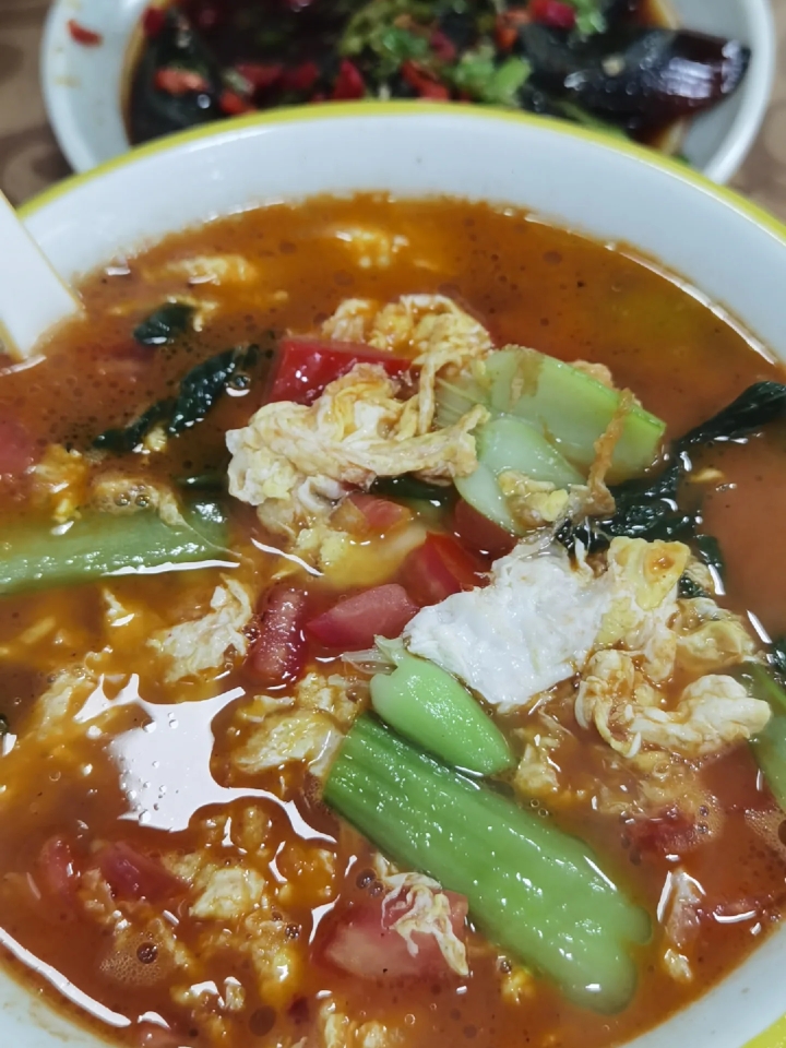 解释一下🐔的海外流程：金主对接，金主出机酒成本出台费，卖票，🎫额超过成本金主挣钱，不超过金主亏钱。。。🐔有没有损失。。。我看了不太火的cp巡的时候100人的场子都能开[笑哭R][笑哭R][笑哭R]