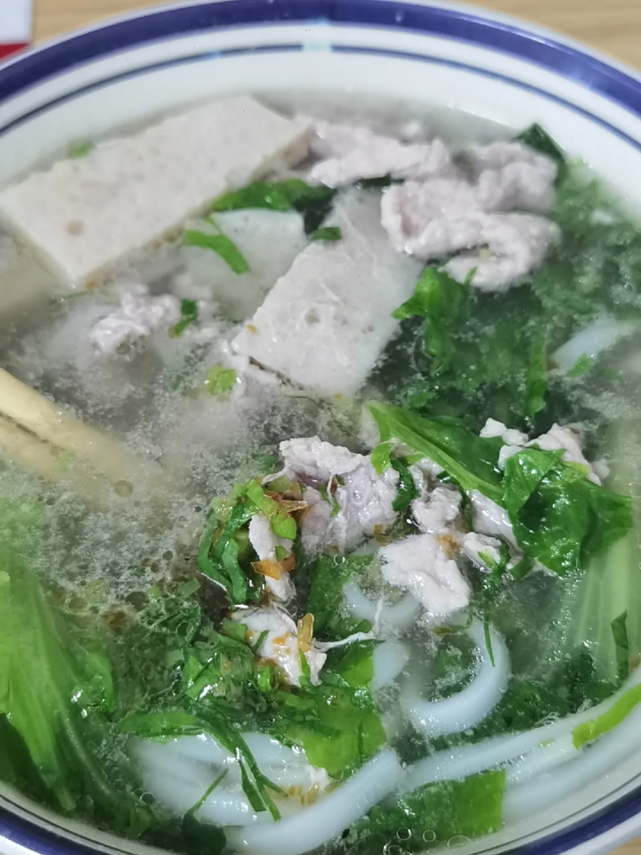 解释一下🐔的海外流程：金主对接，金主出机酒成本出台费，卖票，🎫额超过成本金主挣钱，不超过金主亏钱。。。🐔有没有损失。。。我看了不太火的cp巡的时候100人的场子都能开[笑哭R][笑哭R][笑哭R]