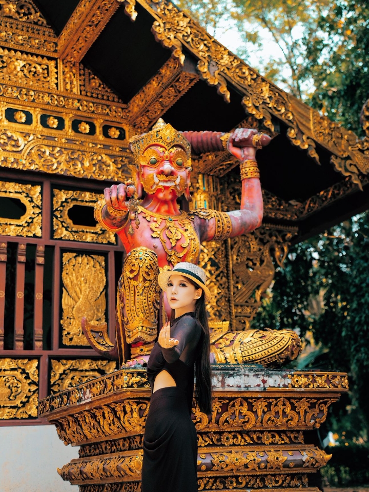 清迈小众秘境｜99%的人都不知道的“灵验孔雀王庙”🦚 来泰国玩的小伙伴们，别只知道去白庙蓝庙了！今天安利一个隐藏在山野里的人间仙境——“孔雀王庙”🦚，如果你在清迈或者清莱，求你一定不要错过这里！  🚩 关于孔雀王庙： 孔雀王庙位于清迈和清莱之间，因为这里的大师在讲经时身边常有孔雀飞来相伴，故此得名，是一位神话般的在世高僧。这里不同于传统寺庙的金碧辉煌，这里充满了缅甸和兰纳文化融合的独特韵味，到处都...