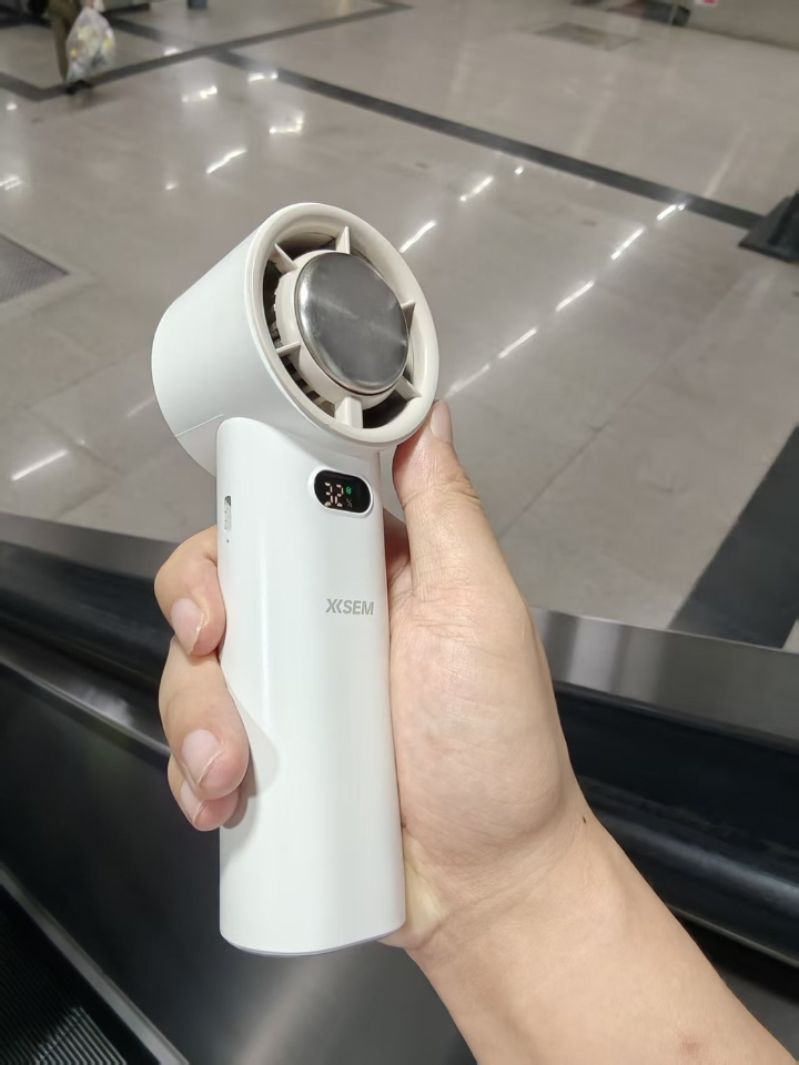 夏天手持的小风扇，颜值也太高了吧！