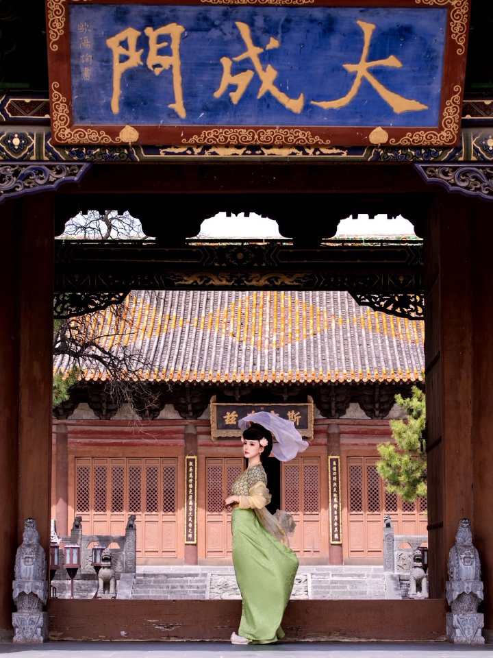 📍大同文庙｜穿武周汉服闯进小众秘境，没人抢机位！  大同文庙真的被严重低估了！ 比起云冈石窟、华严寺的人山人海，这里安静得像穿越回盛唐。 它是古代府学所在，红墙古柏、棂星门、大成殿……每一处都透着沉静的书卷气。关键是——人超少！ 随便一拍都是承包整座庙的既视感。 · 我这次穿的是武周时期制式汉服：袒领窄袖衫+高腰间色裙，配鎏金头饰，走起路来飒爽又带点妩媚，超适合文庙的庄重与古拙。 · 📸 亲测4个...