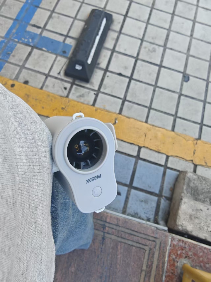 夏天还有人会拒绝不用手拿的小风扇吗？