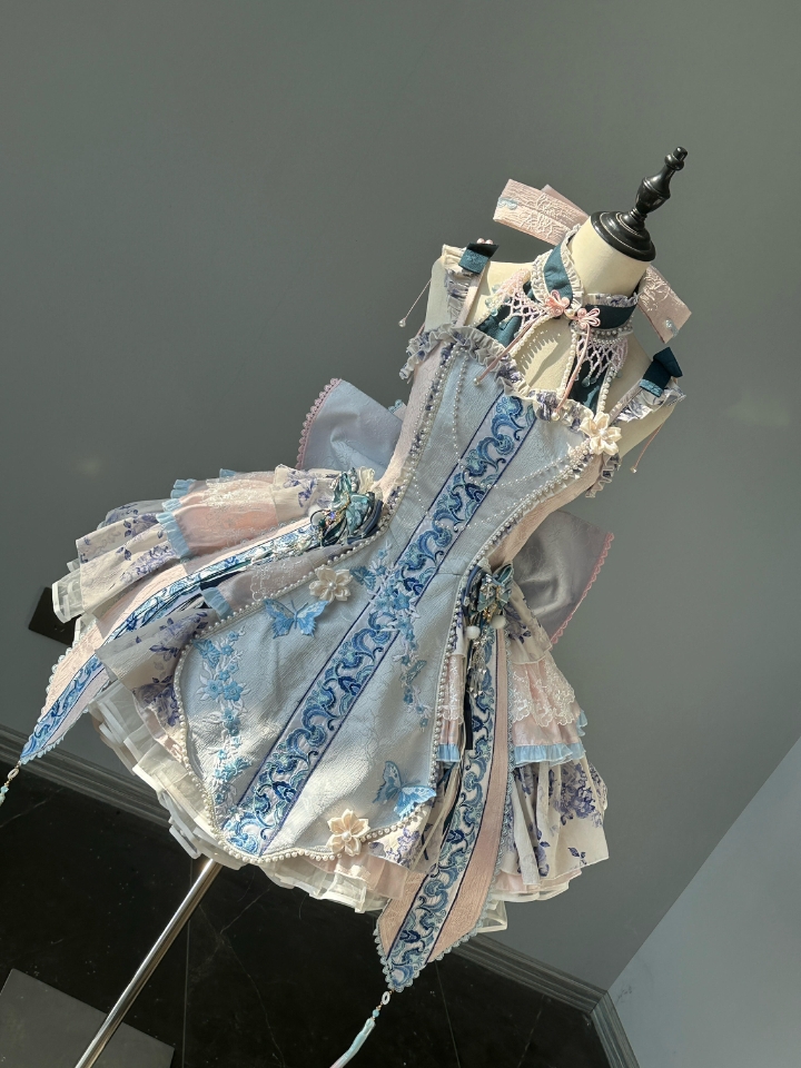 冲浪刷到了永恒银河家的新品图透，好特别的中华风lo裙啊