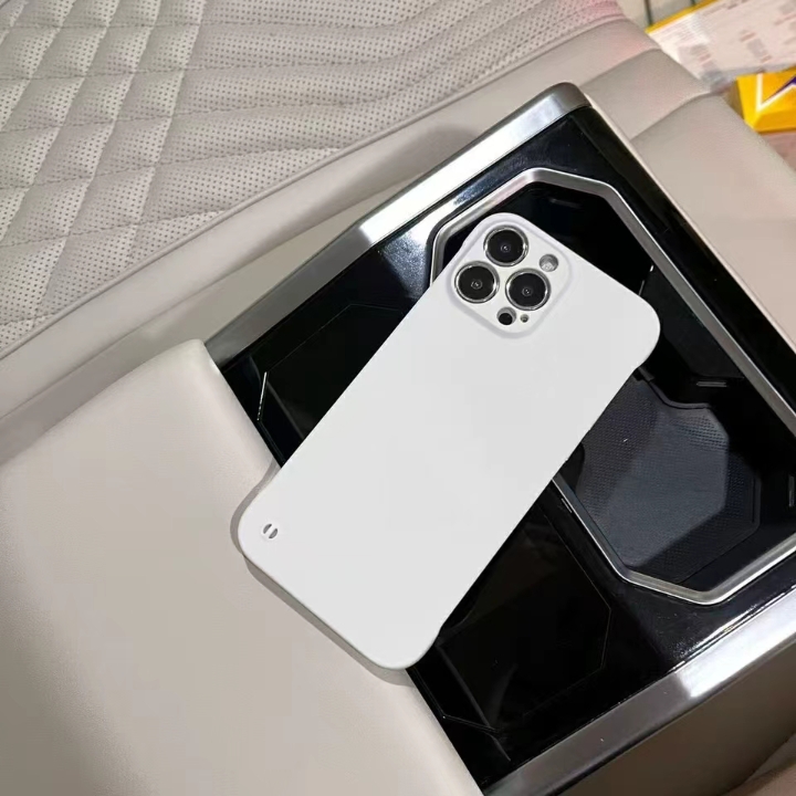 朋友每次问我“最近怎么样？”的时候我都会很失落，我知道他们多少是在意我的，但这种“问候”只是为了引出自己工作或情感上的烦恼，而我也总是识趣地说:“挺好的”。索性主动询问“你呢，最近怎么样？”我当然知道他不好，不然也不会找我了。接着便听他滔滔不绝地将那些琐碎的东西一下一下掰开，推到我面前，而我要绞尽脑汁，轻柔地，一块一块地帮他拼凑完整，最后再轻轻递到他面前，收获一句“你真好。”