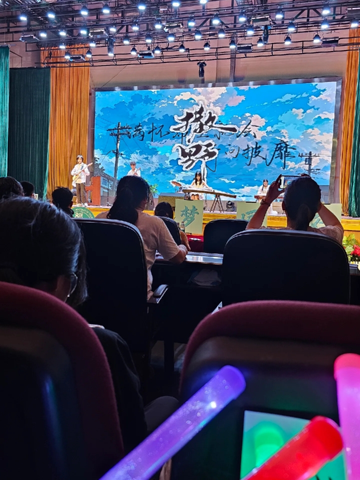 朋友每次问我“最近怎么样？”的时候我都会很失落，我知道他们多少是在意我的，但这种“问候”只是为了引出自己工作或情感上的烦恼，而我也总是识趣地说:“挺好的”。索性主动询问“你呢，最近怎么样？”我当然知道他不好，不然也不会找我了。接着便听他滔滔不绝地将那些琐碎的东西一下一下掰开，推到我面前，而我要绞尽脑汁，轻柔地，一块一块地帮他拼凑完整，最后再轻轻递到他面前，收获一句“你真好。”