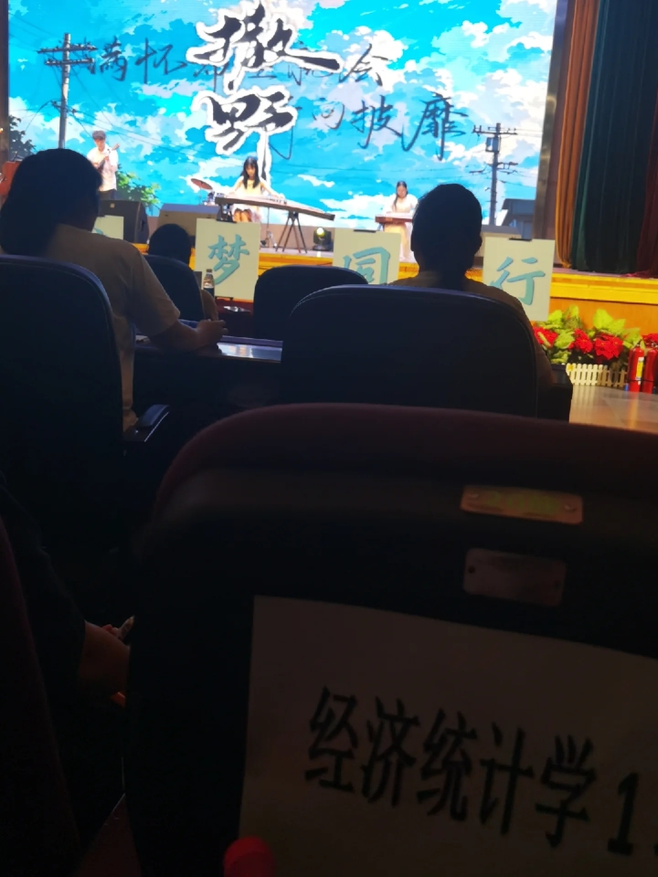 朋友每次问我“最近怎么样？”的时候我都会很失落，我知道他们多少是在意我的，但这种“问候”只是为了引出自己工作或情感上的烦恼，而我也总是识趣地说:“挺好的”。索性主动询问“你呢，最近怎么样？”我当然知道他不好，不然也不会找我了。接着便听他滔滔不绝地将那些琐碎的东西一下一下掰开，推到我面前，而我要绞尽脑汁，轻柔地，一块一块地帮他拼凑完整，最后再轻轻递到他面前，收获一句“你真好。”