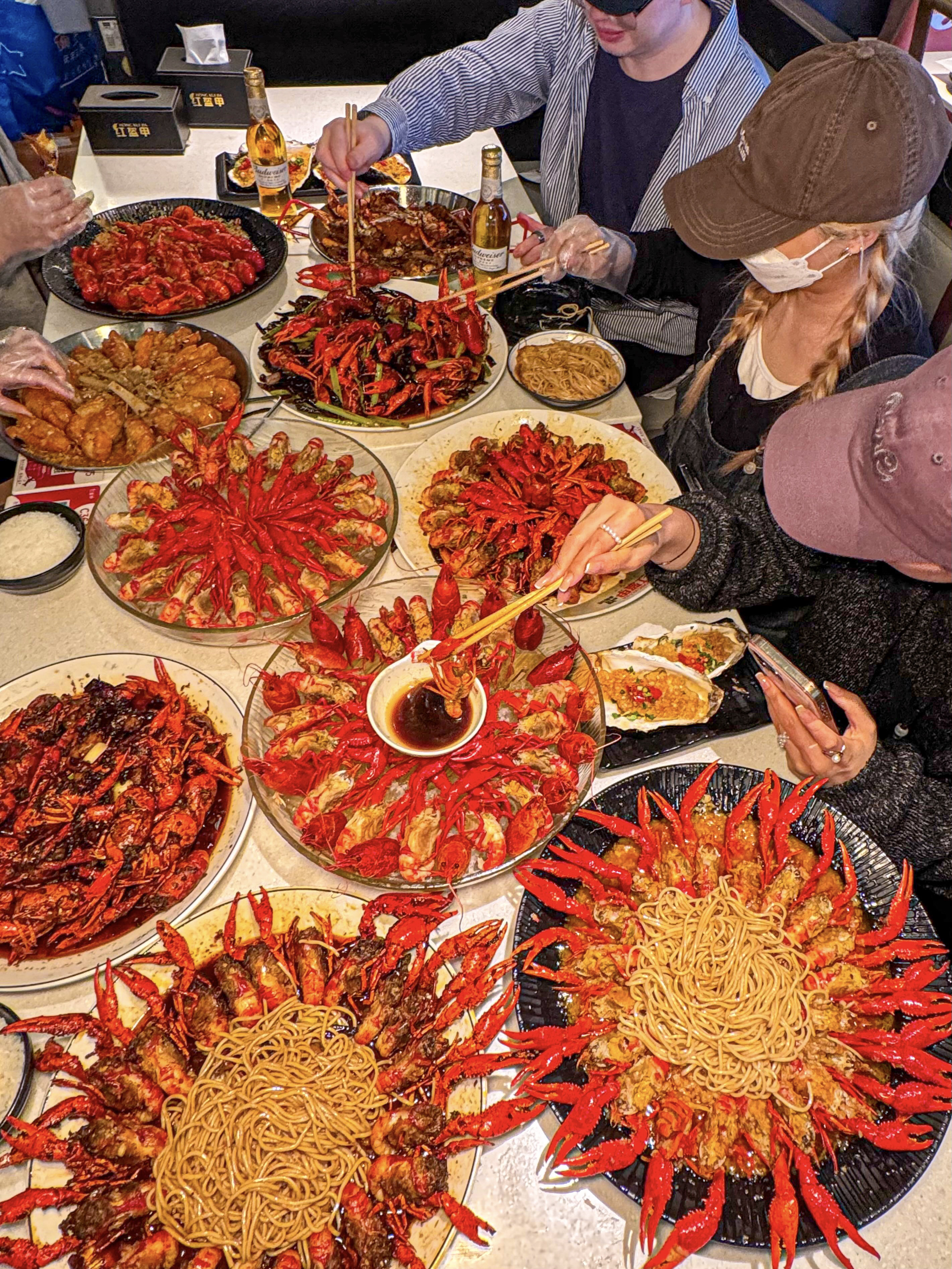 老板请我们吃小龙虾！！！