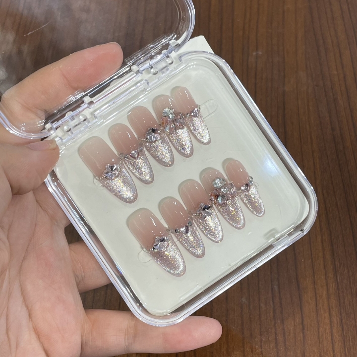 朋友每次问我“最近怎么样？”的时候我都会很失落，我知道他们多少是在意我的，但这种“问候”只是为了引出自己工作或情感上的烦恼，而我也总是识趣地说:“挺好的”。索性主动询问“你呢，最近怎么样？”我当然知道他不好，不然也不会找我了。接着便听他滔滔不绝地将那些琐碎的东西一下一下掰开，推到我面前，而我要绞尽脑汁，轻柔地，一块一块地帮他拼凑完整，最后再轻轻递到他面前，收获一句“你真好。”