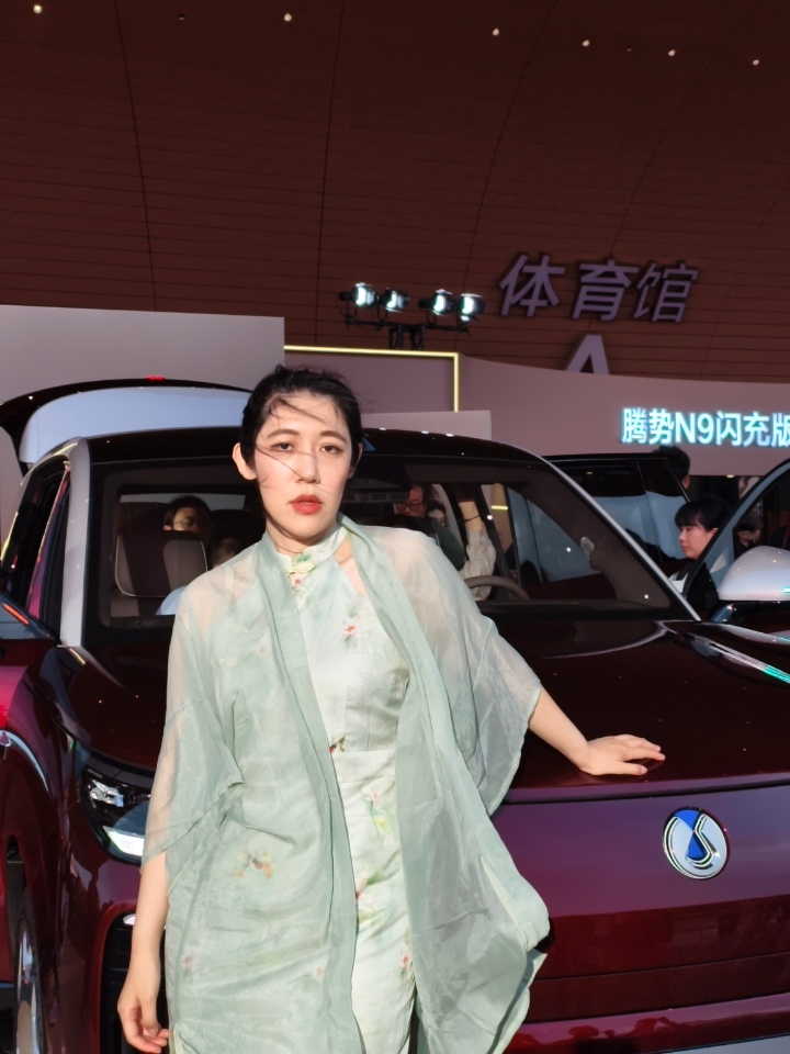 腾势N9闪充版新车发布会现场看二哥王力宏，也太帅了吧！两首歌天地龙鳞和改变世界，更有为腾势联合出品的新车！#腾势请王力宏为用户唱歌##腾势N9闪充版#五大旗舰升级 以硬核实力重塑科技驾控旗舰SUV #王力宏亮相腾势n9闪充版发布会#   上市价40.98万元-46.98万元 闪充、驾控、安全、智慧、尊享 5大旗舰升级，5大从容体验 十八般武艺，纵享从容！