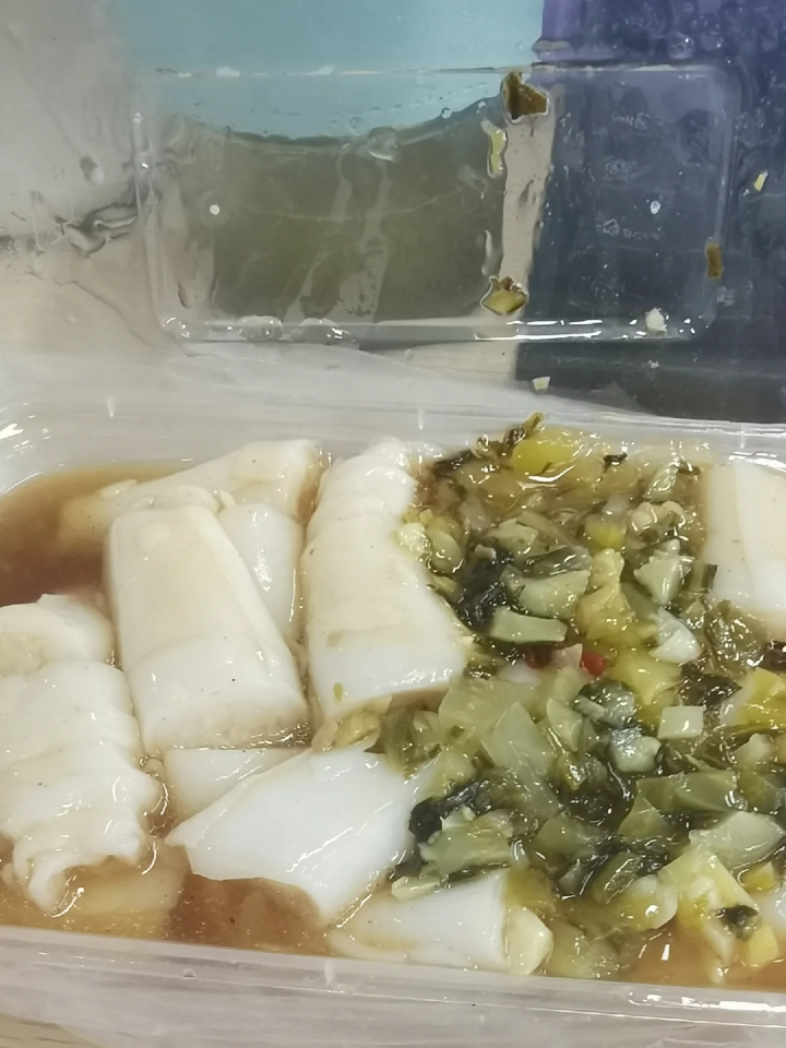 被记住只是想通过他人的回应去认可自己，比如你喜欢这个人你为他做了事，你希望从他对你的感谢，认识你这件事上去印证你做的事是存在的、有意义的，人都有被看见的需求特别是你花了时间花了钱这很正常。我可能说的不太清楚你可以了解一下 镜映需求  [笑哭R]