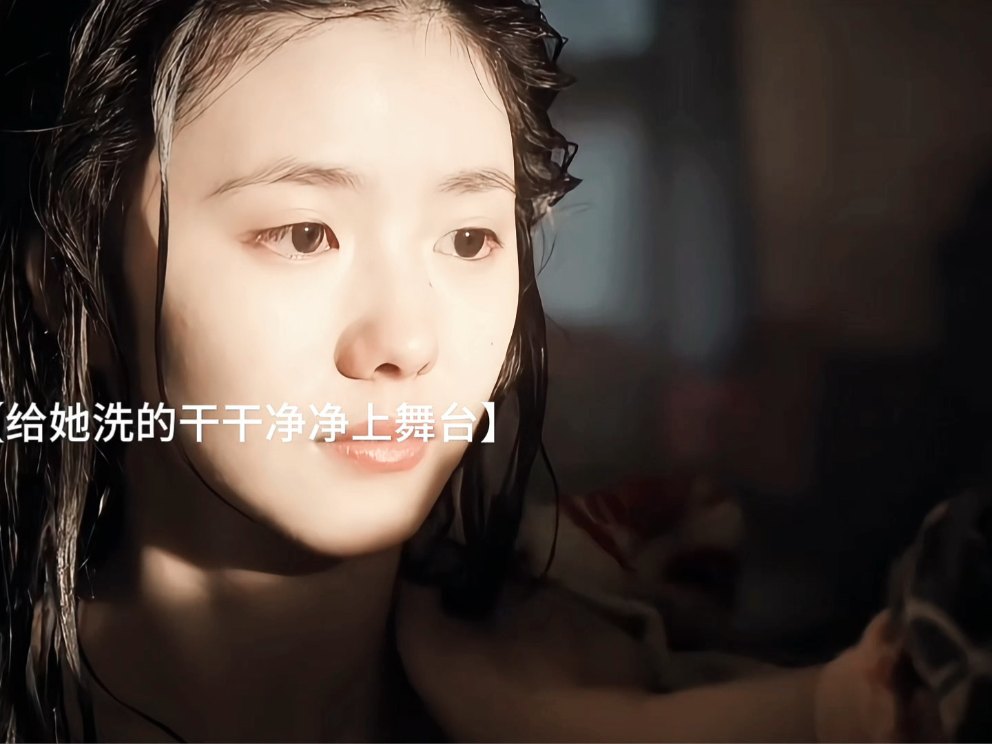 她最重要的时刻～重要的人都没缺席～舅舅也仿佛有心灵感应给她敲鼓