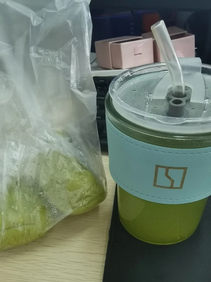 你这属于脑子里有逻辑，但表达上会直接从脑子里捡出一段直观表达你当下情绪片段的对应事实字幕念出来。比如你同事问你想吃啥，你的直观反应动物情绪反应是“我已经很饱了”，然后对应“饱”这个抽象概念的具体事件是“吃了牛肉”这个画面，然后你就把这个画面直接输出出来了～～而不论是“因为饱了，所以现在不想吃”还是“因为不想吃，所以我现在也想不出给你啥建议吃啥”这都是需要往后继续推断的概念，他们同时出现时你无法判断...