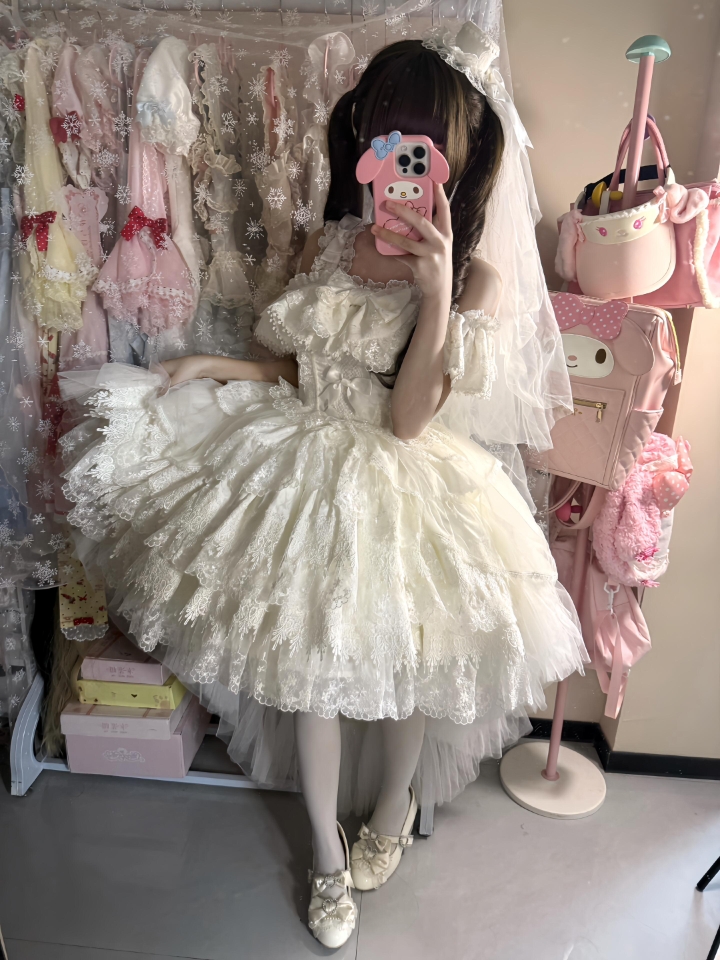 姐妹们谁懂啊，这个祈愿雪美成啥了都，层层叠叠的裙摆谁能拒绝