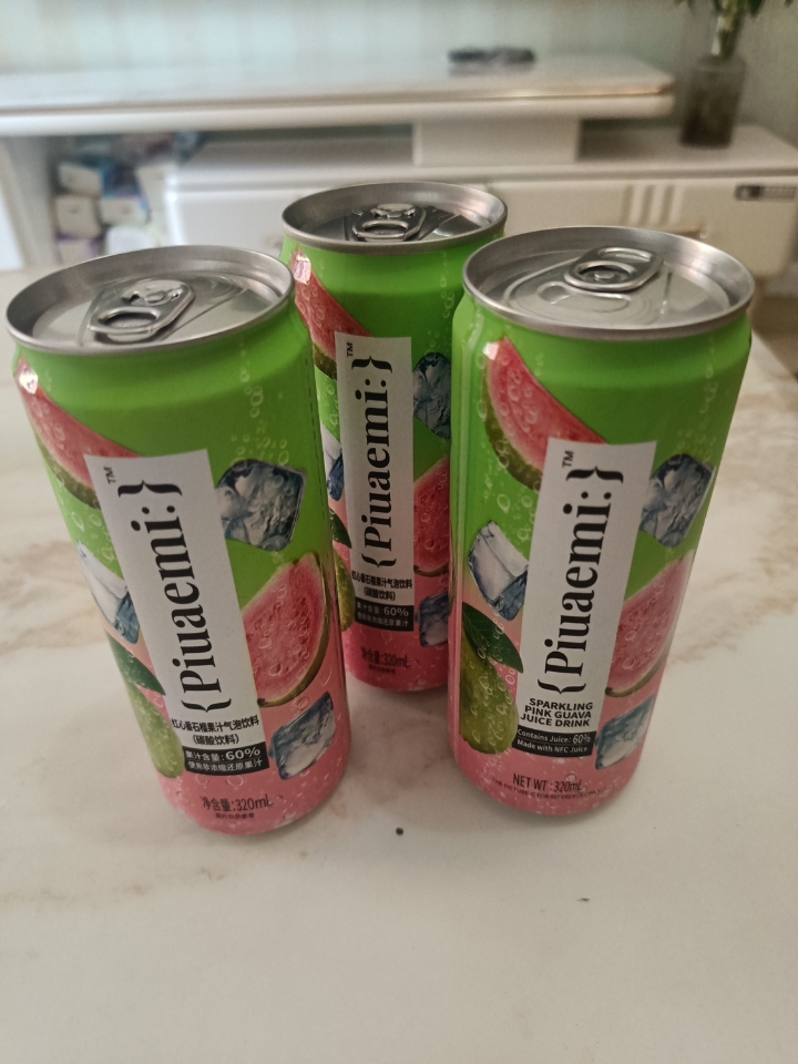 这个气泡水超级好喝，刚拿到就迫不及待打开了芭乐气泡水，一打开芭乐香就扑面而来，真的超级浓的芭乐味，里面气泡也是非常足～ #Piuaemi #气泡水