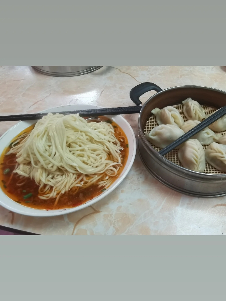 最近生活节奏有点快，正需要一部温暖治愈的电影来放松一下。《心犬相随》在泰国口碑这么好，又是跟狗狗有关的题材，感觉会又暖又好哭。能在广州提前看到这部高分电影，机会太难得了，很想在大银幕上感受这份感动。 写论文还算好，至少大部分学校不管你写得怎么样，都会给你毕业。毕业就要就业才叫一个生不如死，前二十多年一直在教你如何做一个听话乖顺服从的人，后一秒就立马让你到社会去厮杀抢夺资源，不会抢就赚不到钱，就会饿...