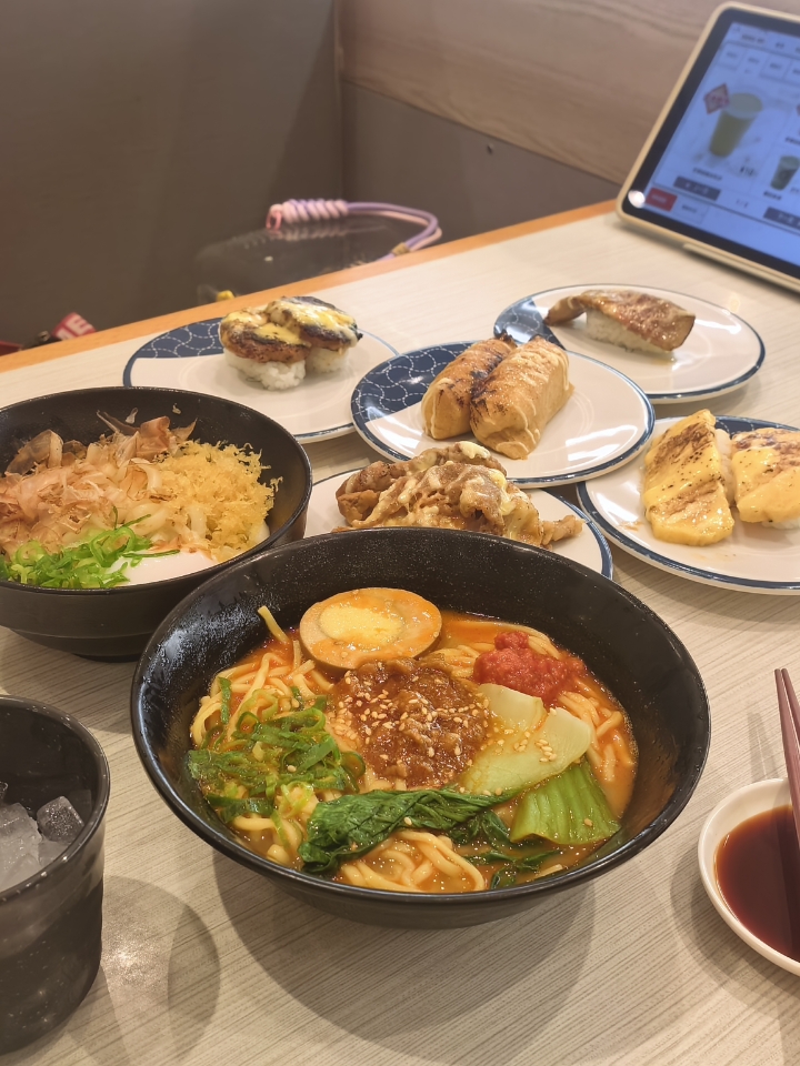 又打卡滨寿司啦！跟着小新学吃饭！