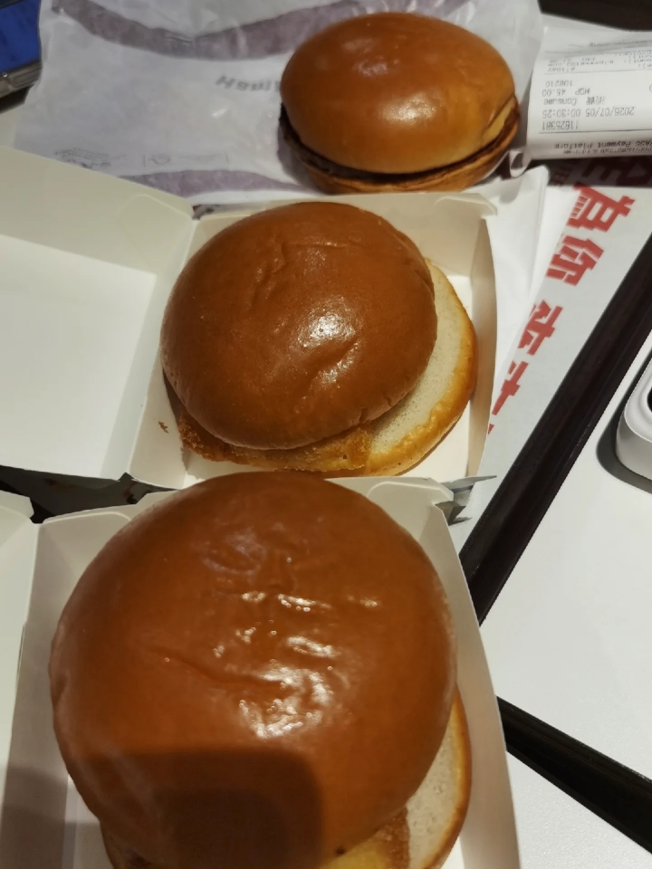 这种挂钟会弱化分秒，我发现用手机看时间的话，会变得很焦虑，因为手机是1分1分的，这样子增加，而且没有概念。用挂钟，想是，九个字十个字再出门，感觉时间还挺富裕的